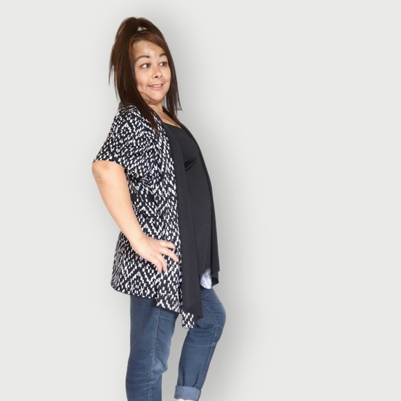 WOMENS L-XL BLACK & WHITE PATTERNED SHORT SLEEVE CARDIGAN WITH ATTACHED CAMI - Picture 5 of 7